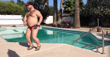 Snimao je svog debelog komšiju kako pleše u kupaćim gaćama: Nakon ovoga, plakat ćete od smijeha (VIDEO)