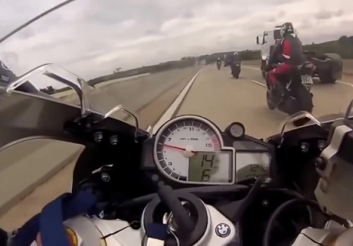 DA LI JE POTREBA ZA ADRENALINOM JAČA OD ŽIVOTA? Vožnja motociklima 300 km/h na autoputu  (VIDEO)