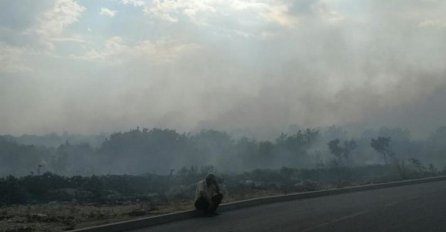 KRITIČNO STANJE NA POŽARIŠTU: Neophodna pomoć helikoptera, VATRA PRIJETI KUĆAMA