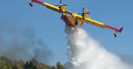 Kanaderi pokušavaju ugasiti požar na hrvatskoj granici s BiH