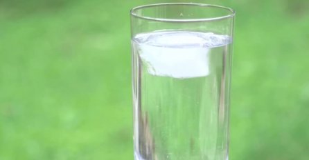 JESTE LI SE IKADA ZAPITALI: Zašto kocka leda puca kada je ubacimo u piće (VIDEO)