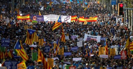SNAŽNA PORUKA: Hiljade ljudi hodaju Barcelonom s porukom "Ne bojim se"