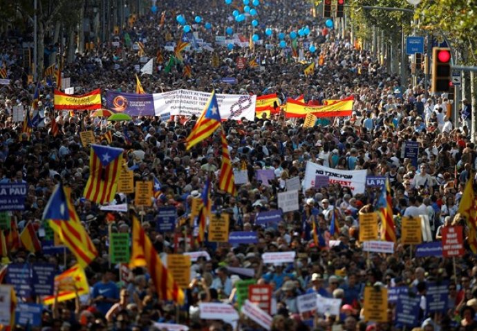SNAŽNA PORUKA: Hiljade ljudi hodaju Barcelonom s porukom "Ne bojim se"