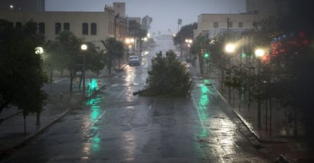 NAJJAČA OLUJA U PROTEKLIH DESET GODINA: Do sada je najmanje osam osoba poginulo u uraganu Harvi