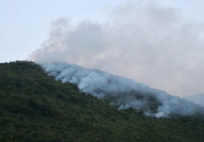 Vatra na padinama Trebevića i dalje gori, problem nepristupačan teren