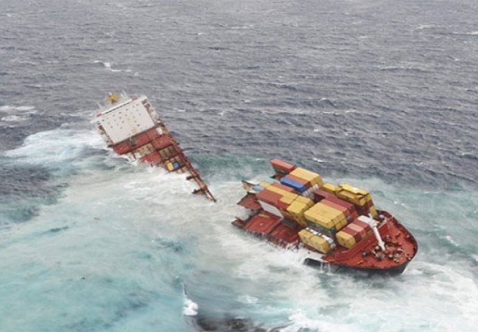 Prepolovio se teretni brod u Crnom moru, posada spašena