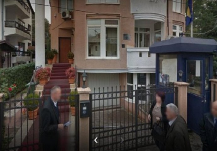 Majka i kćerka fizički napale policajce ispred Ambasade BiH: Rekli im da su nepropisno parkirale!