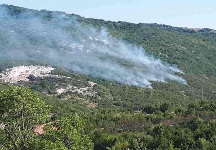 Nekoliko požara u Hercegovini još uvijek zadaje muke vatrogascima