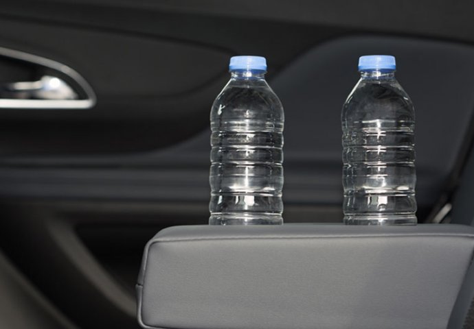 Zašto ne treba piti vodu iz plastične boce koja je bila u autu?