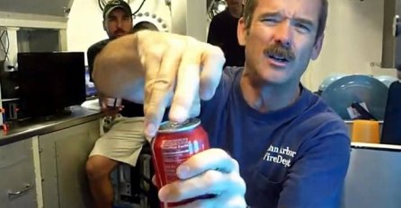 Da li ste ikad mogli da zamislite šta se dešava kada izmućkanu Coca-Colu otvorite na dnu okeana (VIDEO)