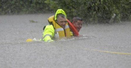 STANJE DRAMATIČNO, A BIT ĆE JOŠ GORE: Uragan odnio još života, saobraćaj obustavljen, ulice poplavljene