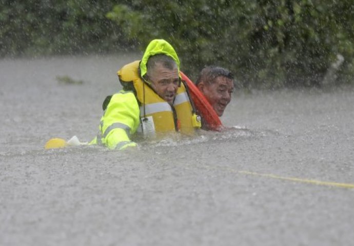 STANJE DRAMATIČNO, A BIT ĆE JOŠ GORE: Uragan odnio još života, saobraćaj obustavljen, ulice poplavljene