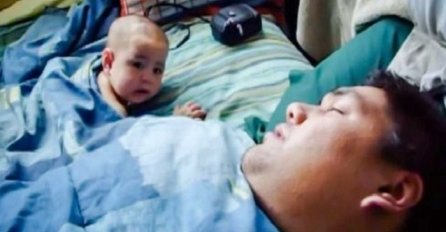 Beba je spavala pored tate, a onda ju je nešto naglo probudilo! (VIDEO)