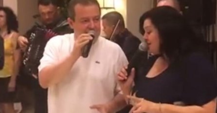 HIT SNIMAK: Ivica Dačić uzeo mikrofon i zapjevao veliki hit Dine Merlina (VIDEO)