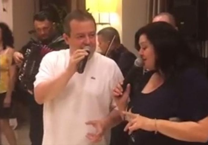 HIT SNIMAK: Ivica Dačić uzeo mikrofon i zapjevao veliki hit Dine Merlina (VIDEO)