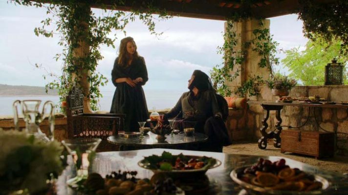 s04e04-lady-olenna-talks-with-margaery-in-the-garden