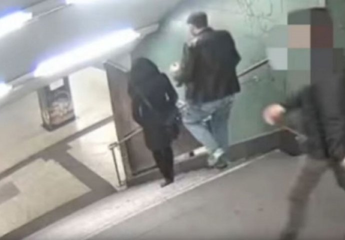 Brutalan napad: Ničim izazvan s leđa gurnuo djevojku nogom niz stepenice (VIDEO)
