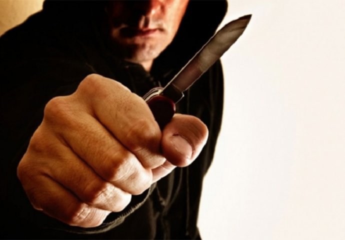 SRAMOTA: Maskirani razbojnik, uz prijetnju nožem, opljačkao turistice 