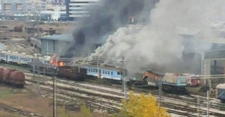 Gori u željezničkoj stanici, na terenu su dva vatrogasna vozila sa šest vatrogasaca