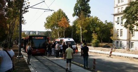 HOROR: Djevojka pretrčavala ulicu, autobus je udario i bacio pod drugi  (FOTO)