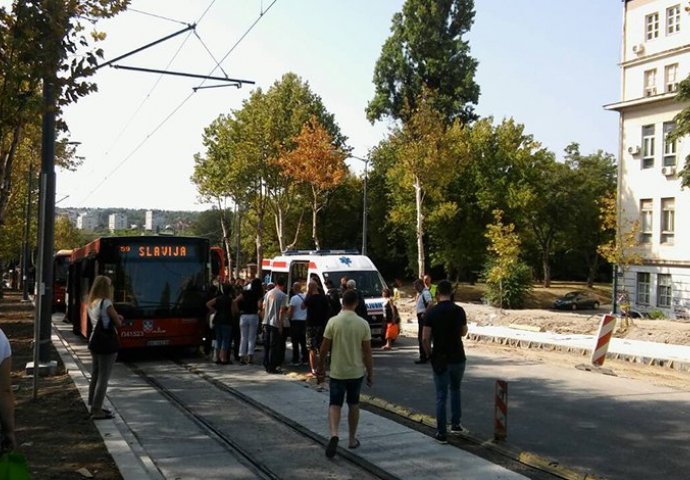 HOROR: Djevojka pretrčavala ulicu, autobus je udario i bacio pod drugi  (FOTO)