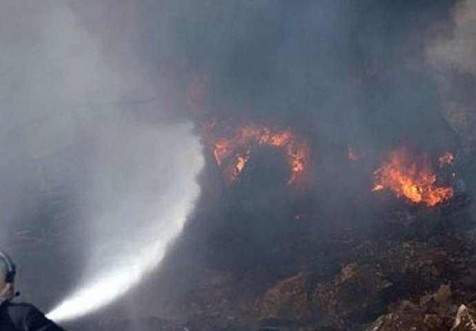 TRAGEDIJA: Vatra prijeti da zahvati cijelo selo, U ZADNJI ČAS SPAŠENA NEPOKRETNA STARICA!