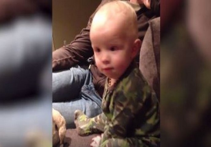 Pogledajte kako reaguje simpatični dječak dok gleda svoj omiljeni film (VIDEO)
