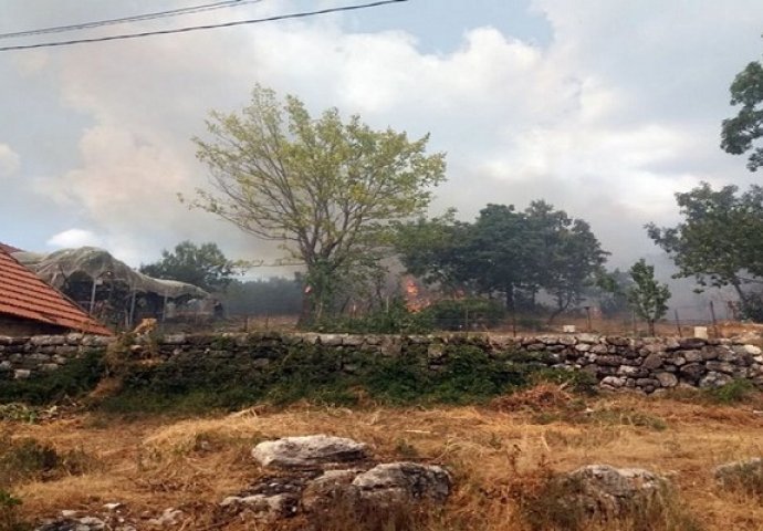 VELIKI POŽAR: Nekoliko kuća izgorjelo, strahuje se da ima stradalih