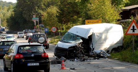 Teška saobraćajna nesreća: SUDAR KOMBIJA I TERETNJAKA, IMA POVRIJEĐENIH