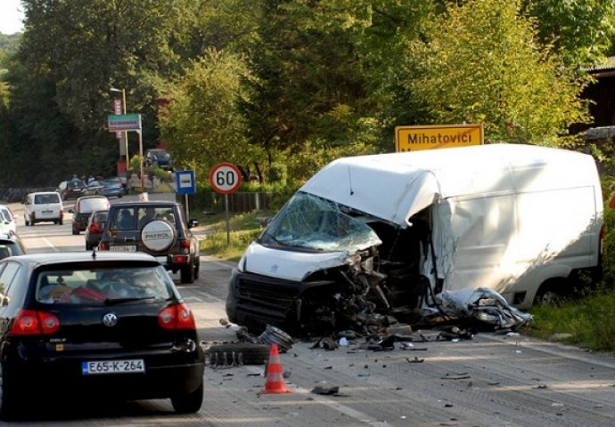 Teška saobraćajna nesreća: SUDAR KOMBIJA I TERETNJAKA, IMA POVRIJEĐENIH
