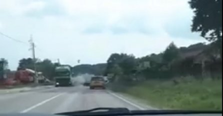 Pogledajte trenutak strašnog sudara kamiona i kombija kod Tuzle (VIDEO)