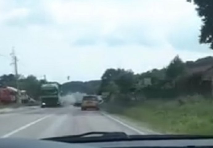 Pogledajte trenutak strašnog sudara kamiona i kombija kod Tuzle (VIDEO)