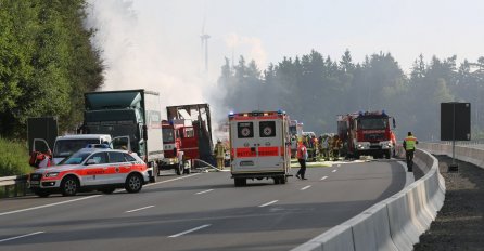 TEŠKA TRAGEDIJA: Osam osoba poginulo kada je autobus sletio u rijeku.