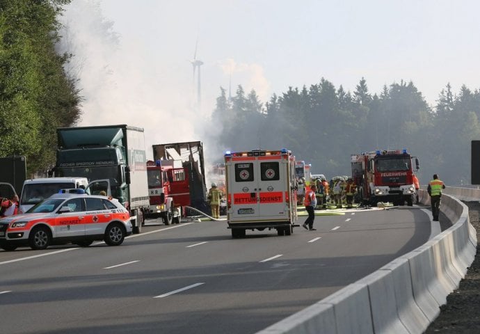 TEŠKA TRAGEDIJA: Osam osoba poginulo kada je autobus sletio u rijeku.