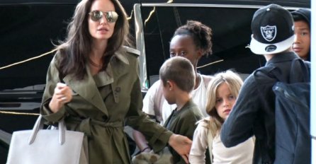 LOGIČAN RAZLOG: Evo zašto Angelina Jolie i ljeti nosi duge rukave!