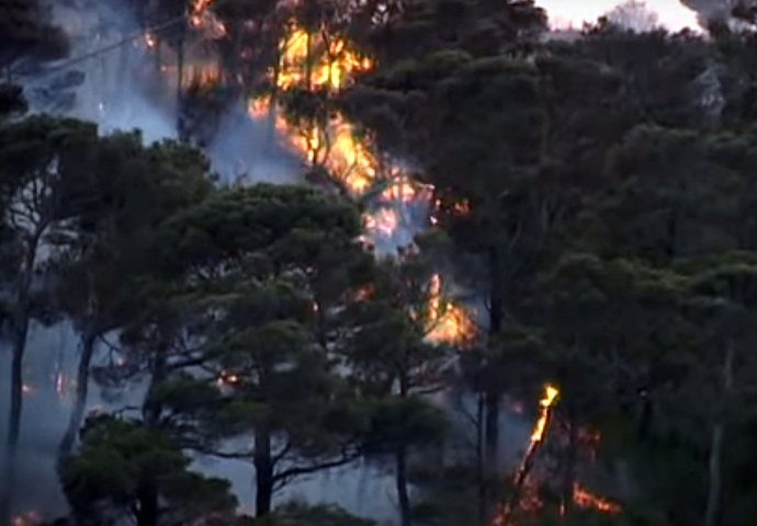 Izgubljeni planinar da bi se spasio izazvao požar koji je zahvatio cijelo brdo