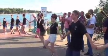 SAMO NEK JE VESELO: Srbi usred Hrvatske zaigrali užičko kolo, evo kako su građani reagirali na to (VIDEO)