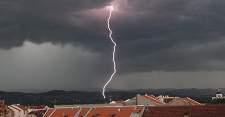 Strašno nevrijeme zahvatilo grad, grom udario u kuću, ekipe hitno poslane na teren