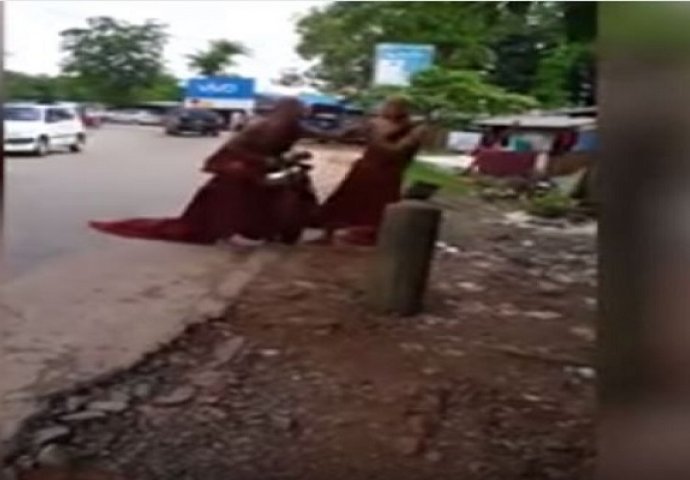 Rijedak prizor: Tuča budističkih monaha nasred ulice (VIDEO)
