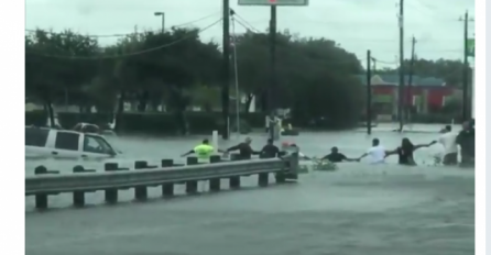 ZAJEDNO MOŽEMO SVE! Ljudski lanac izvukao čovjeka iz poplavljenog vozila (VIDEO)