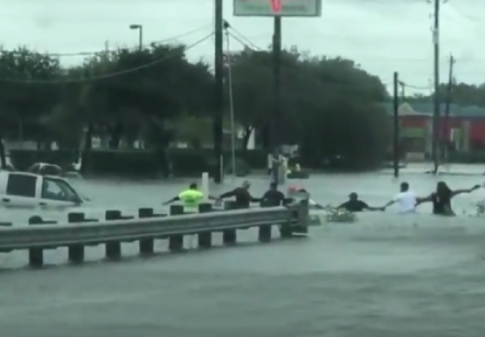 ZAJEDNO MOŽEMO SVE! Ljudski lanac izvukao čovjeka iz poplavljenog vozila (VIDEO)
