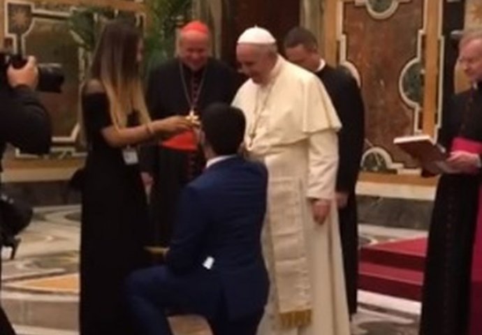 PROSIDBA ISPRED PAPE: Djevojka zanijemila od šoka, ali je Papa Franjo spasio stvar (VIDEO)