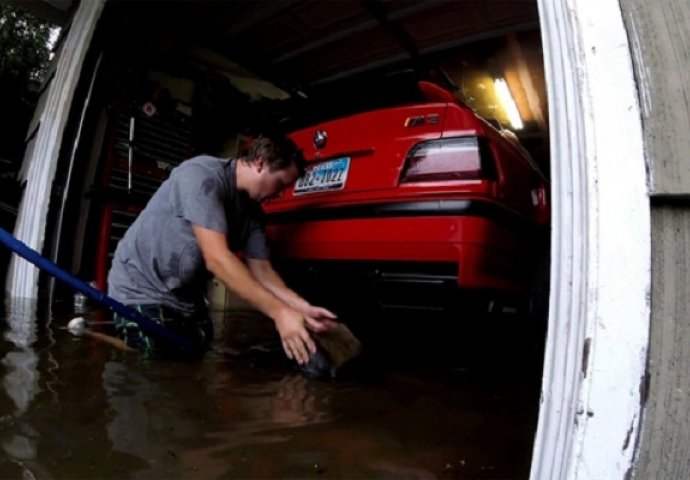 Ovaj Amerikanac u vodi do koljena spašavao je svoja tri BMW-a od poplave