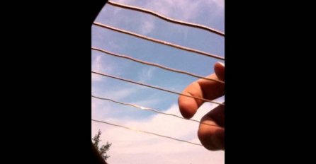 Da li ste znali šta se dešava sa žicama kada svirate gitaru? (VIDEO)