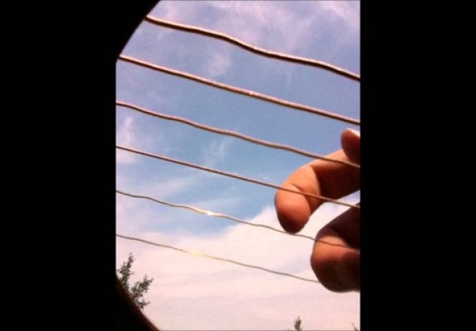 Da li ste znali šta se dešava sa žicama kada svirate gitaru? (VIDEO)