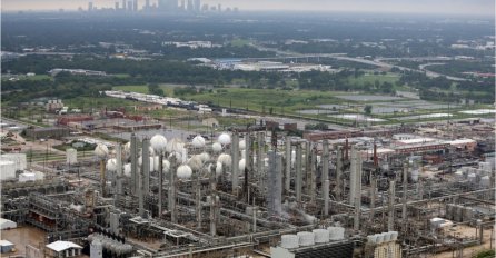 OPASNOST OD NOVIH EKSPLOZIJA: U poplavljenoj tvornici kemikalija u Teksasu očekuju još osam eksplozija