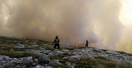 BUKNUO NOVI POŽAR: Gori u blizini Nacionalnog parka, vatrogasci ne mogu na minski sumnjiva mjesta 