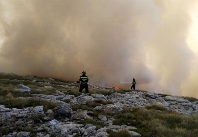 BUKNUO NOVI POŽAR: Gori u blizini Nacionalnog parka, vatrogasci ne mogu na minski sumnjiva mjesta 