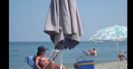 Zgodna djevojka na plaži sjedi i čita knjigu, ali muškaraci su gledali ono što je radila bez prestanka (VIDEO)