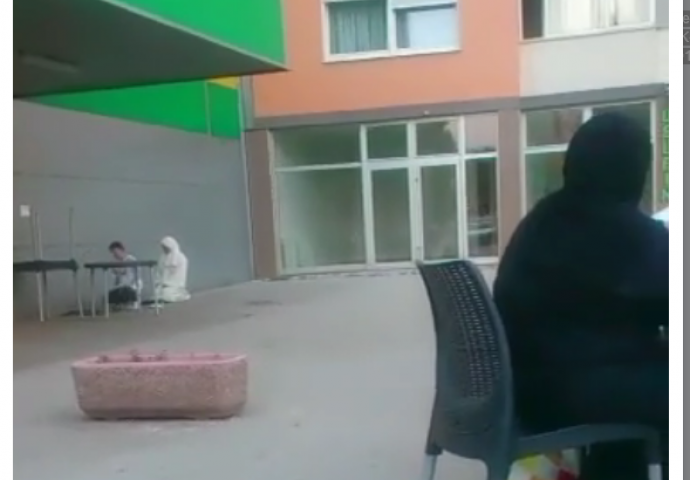 Arapi klanjali u centru Istočnog Sarajeva. Komentari će vas iznenaditi (VIDEO)